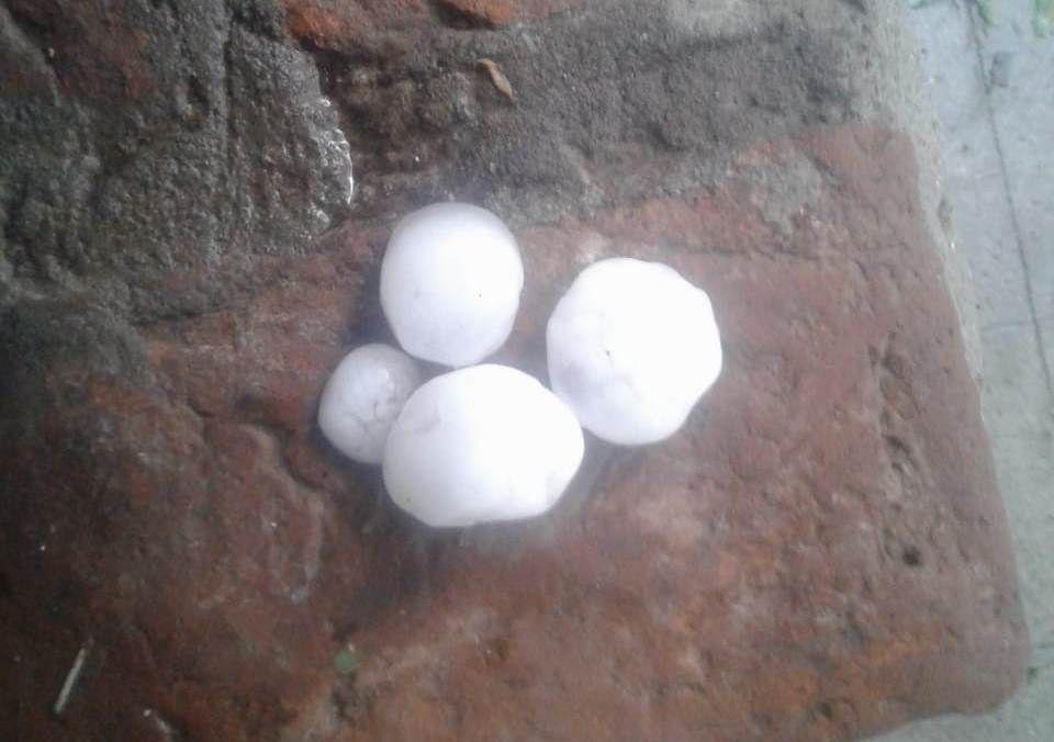 VIDEO  Piedras maacutes grandes que huevo de gallina- el granizo tambieacuten azotoacute al interior santiaguentildeo