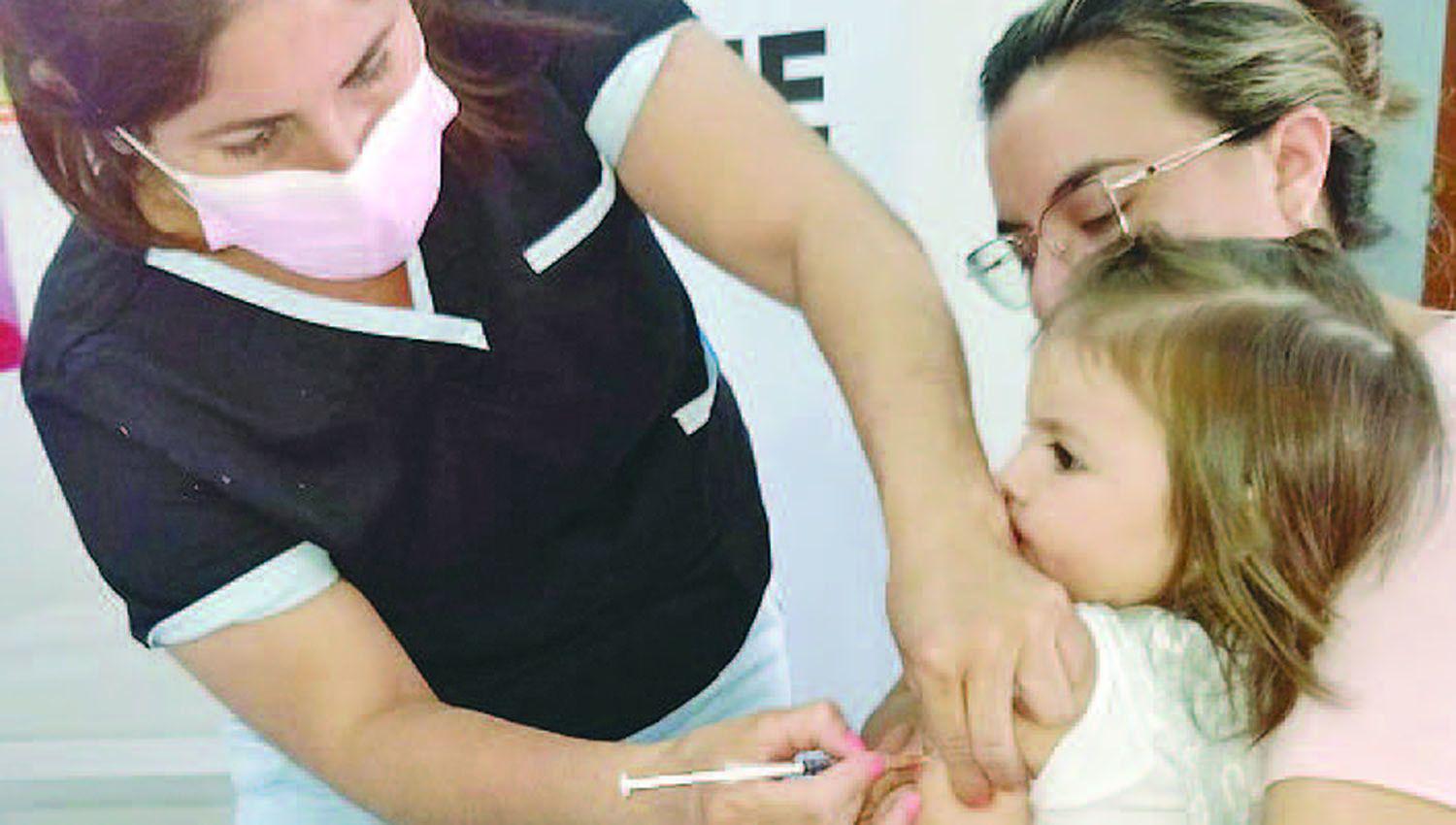 La campantildea de vacunacioacuten contra sarampioacuten rubeacuteola paperas y polio seguiraacute hasta diciembre