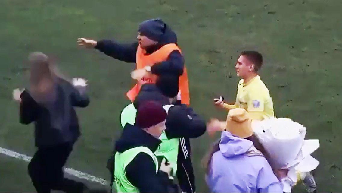 VIDEO Futbolista quiso proponer matrimonio en medio de un partido pero nada salioacute como esperaba