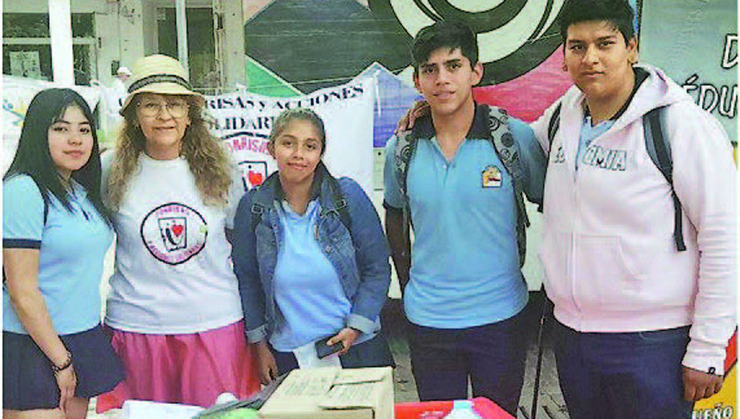 Alumnos del Colegio Absaloacuten Rojas realizan actividades solidarias