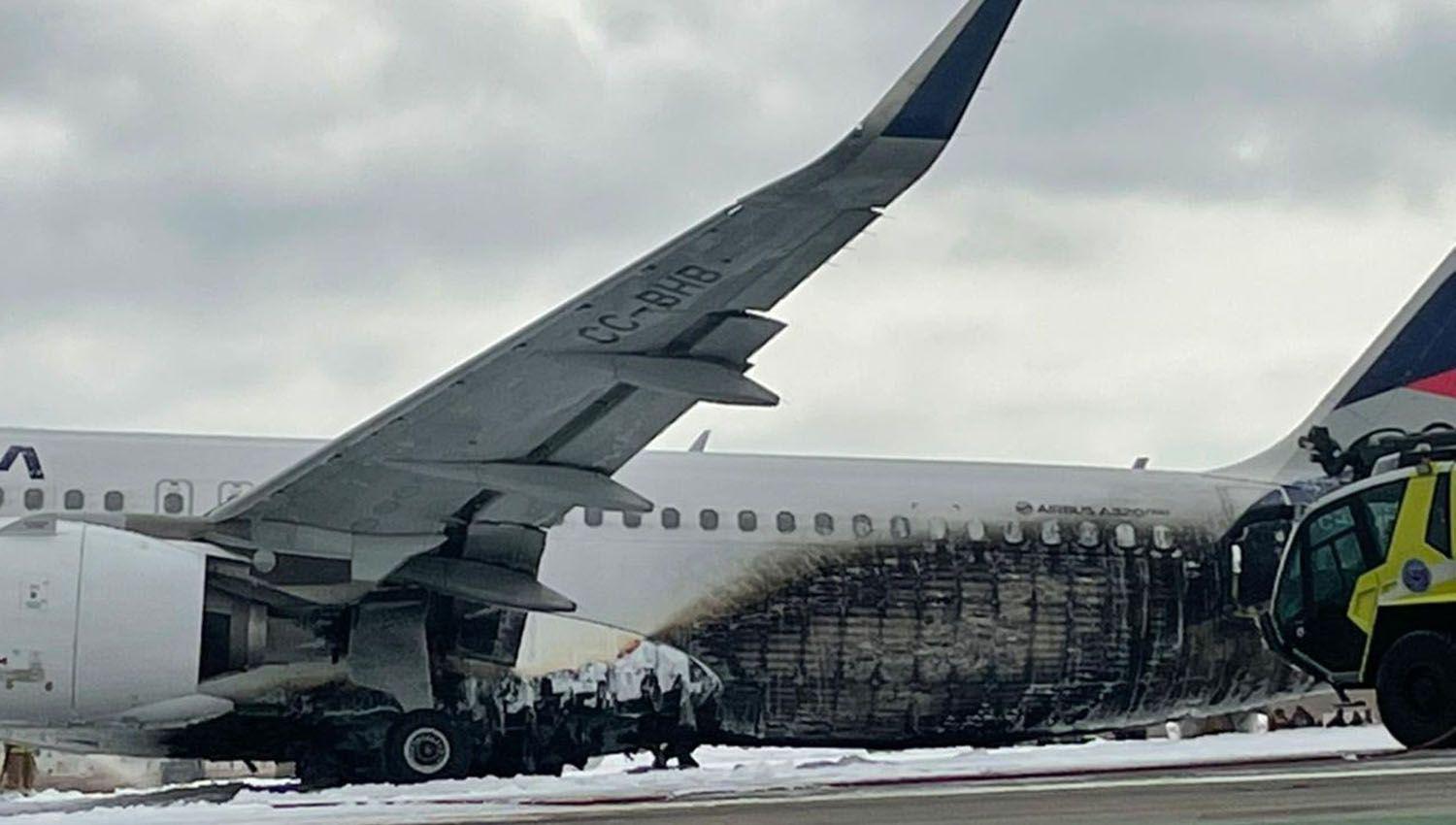 ViacuteDEO- instante en que avioacuten choca con vehiacuteculo en pista de aterrizaje