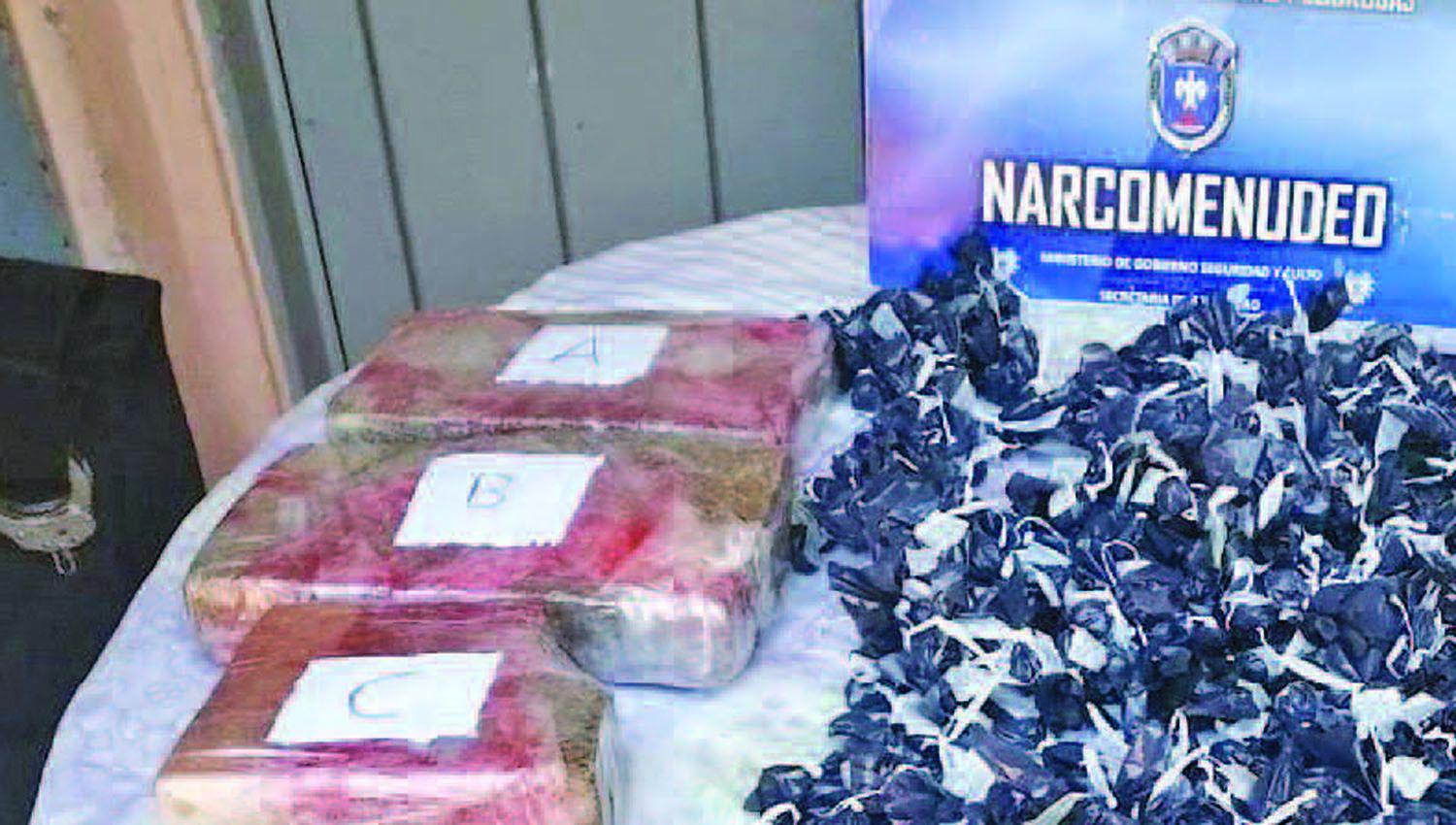 Desbaratan una ldquobanda narcordquo que vendiacutea cocaiacutena y marihuana debajo de un aacuterbol en La Banda