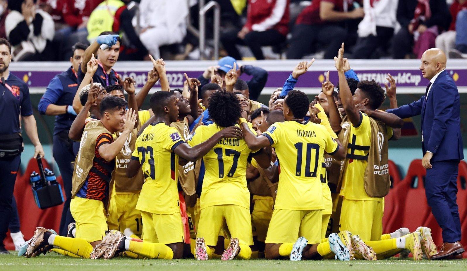 Ecuador tuvo un debut triunfal frente a Qatar y es liacuteder del Grupo A