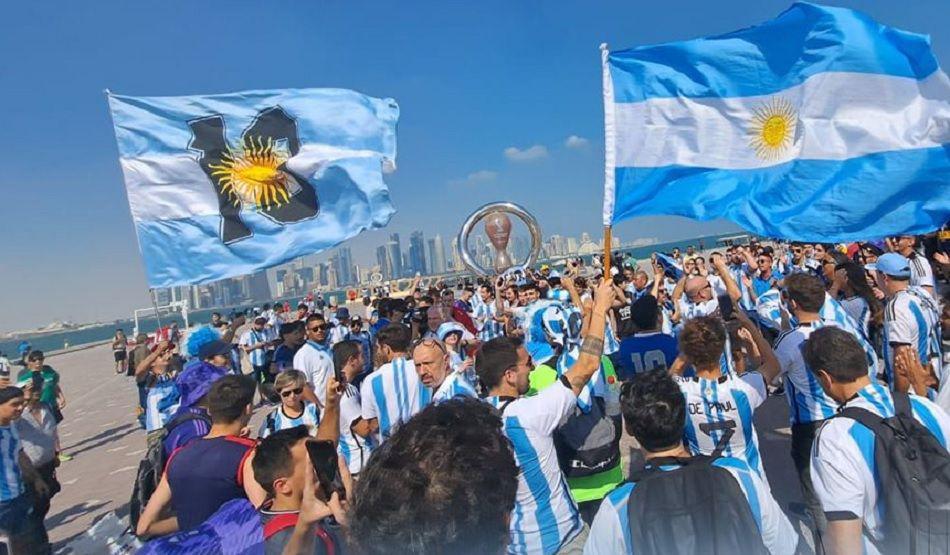 VIDEO  Banderazo de hinchas argentinos en Qatar antes de la uacuteltima praacutectica de la Seleccioacuten