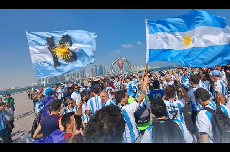 VIDEO  Banderazo de hinchas argentinos en Qatar antes de la uacuteltima praacutectica de la Seleccioacuten