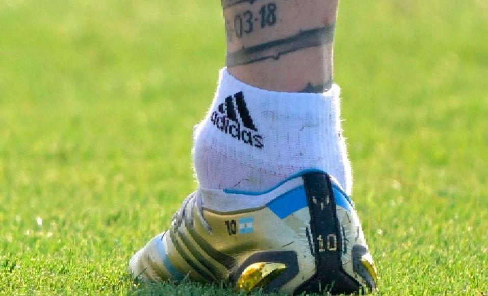 Preocupacioacuten por la foto del tobillo hinchado de Messi a horas del debut en el Mundial