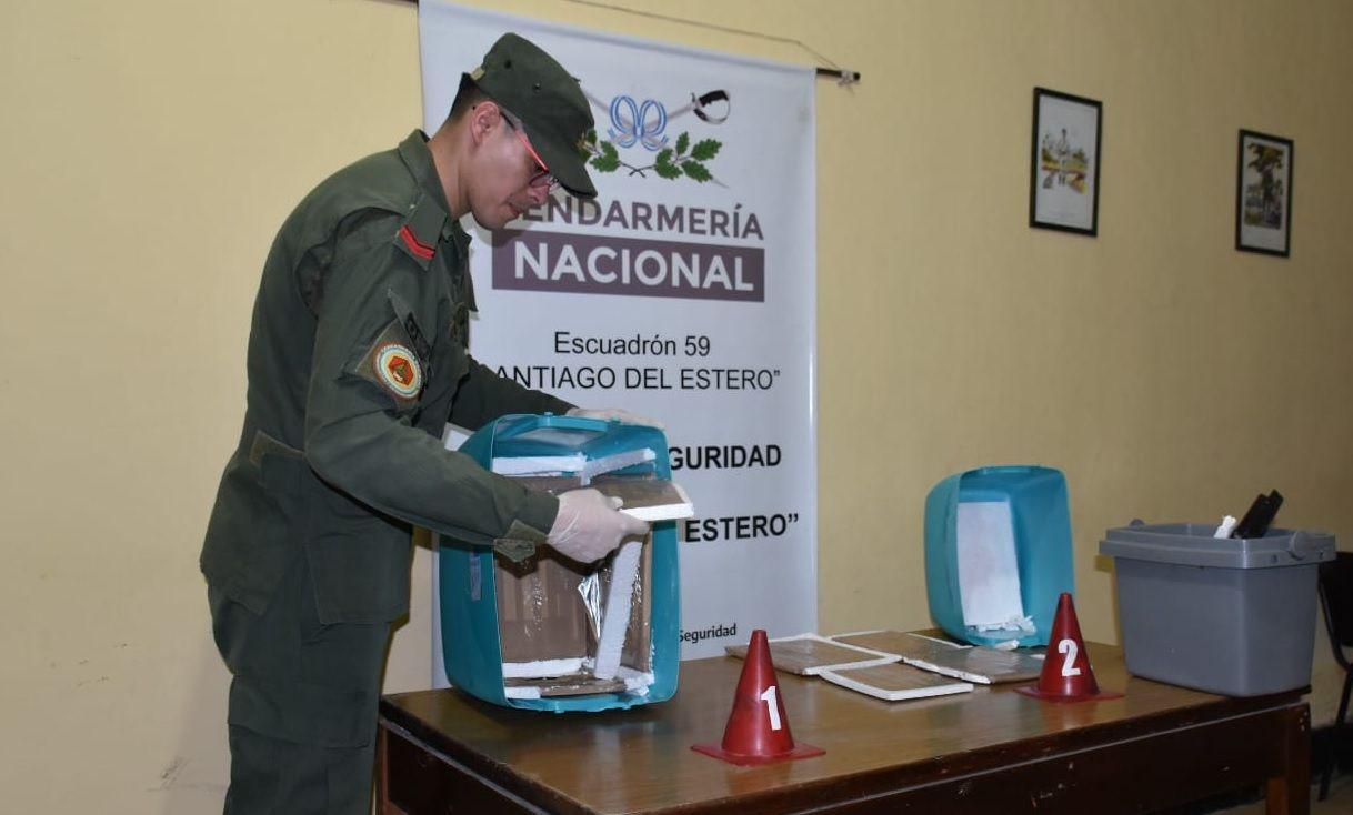Ruta 34- capturan a seis personas que trasladaban 25 kilos de cocaiacutena y 5 kilos de pasta base en dos oacutemnibus