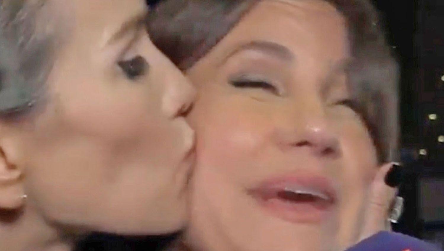 El caacutelido beso de Nati Oreiro a Nancy Duplaacutea