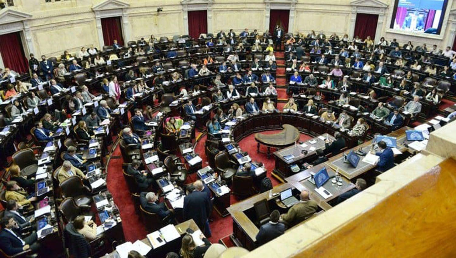 AUMENTO- Los diputados y senadores cobraraacuten cerca de 500000 por mes