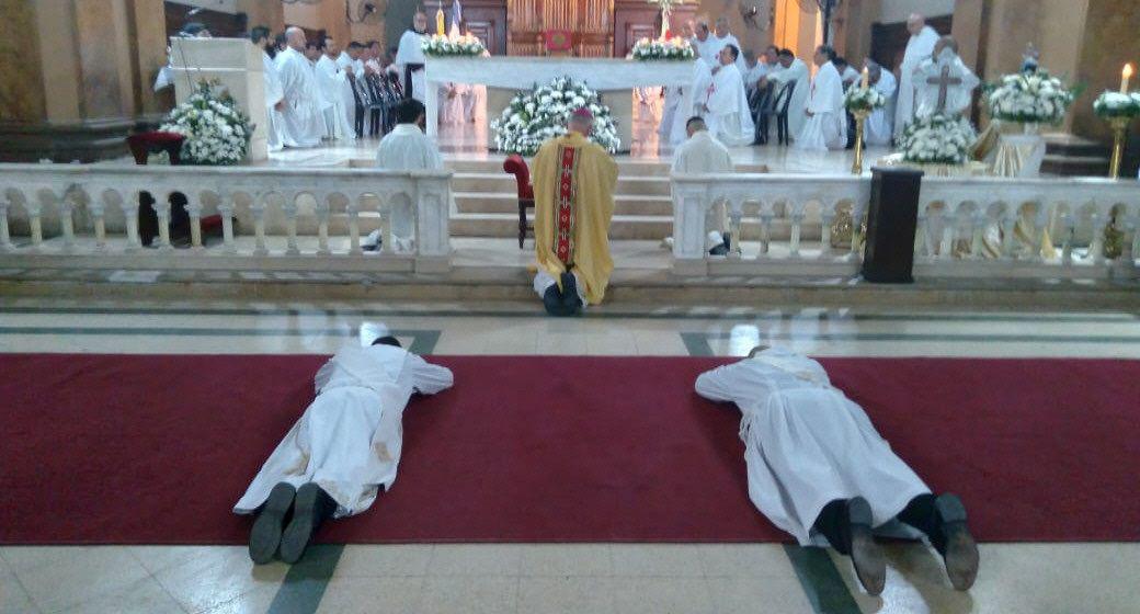 El obispo Mons Bokalic ordenoacute sacerdotes a los joacutevenes diaacuteconos Alejando Garciacutea y Luis Escantildeuela