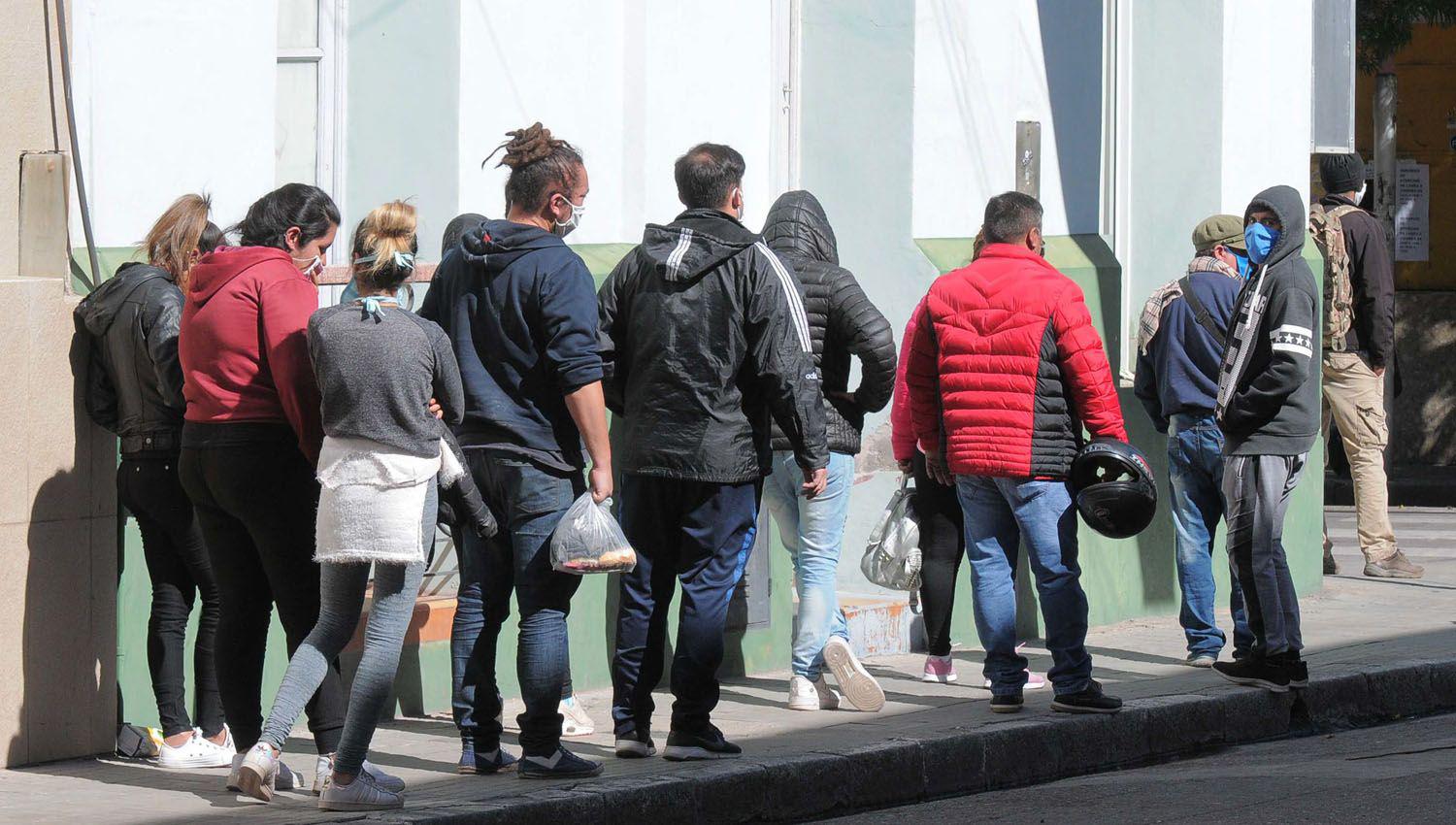 Refuerzo Alimentario- casi 50 mil santiaguentildeos empezaron a cobrar la primera cuota de los 45 mil