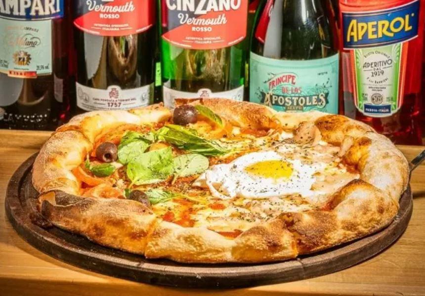 El barcito escondido de San Telmo que hace unas pizzas al estilo italiano- tiene variedades y comen dos por  1900