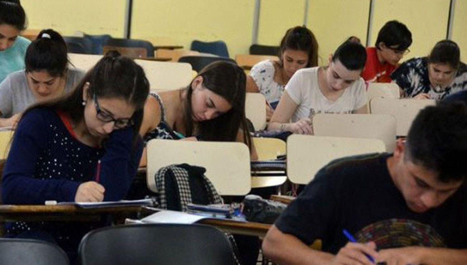 Hasta octubre egresaron casi 1800 profesionales entre la Ucse y la Unse