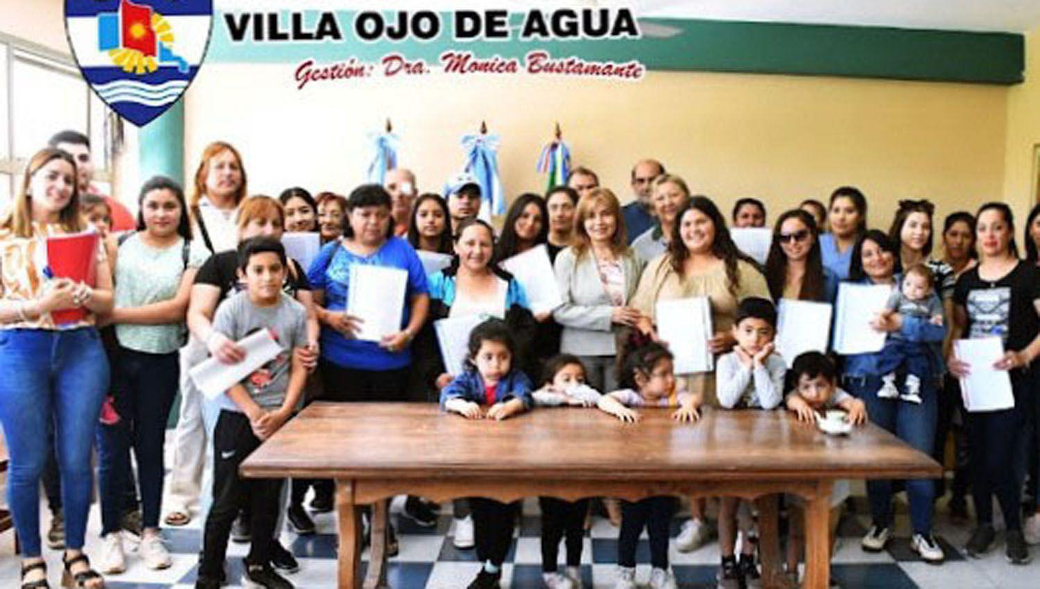 La intendente de Villa Ojo de Agua entregoacute 27 terrenos a vecinos