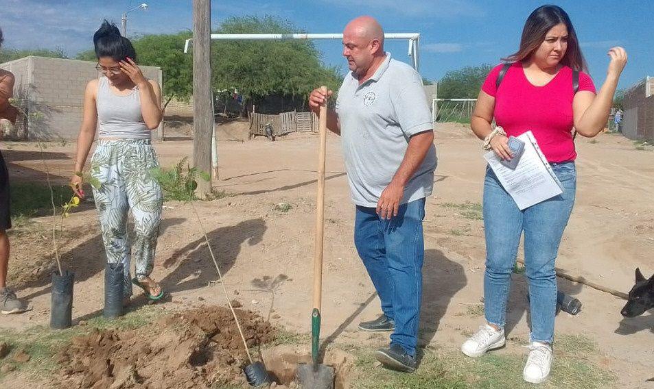 Realizaron plantaciones de aacuterboles en el barrio Urquiza de Las Termas
