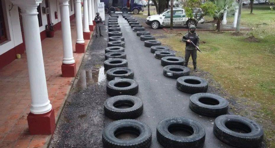 Dos santiaguentildeos en offside con 30 cubiertas de contrabando