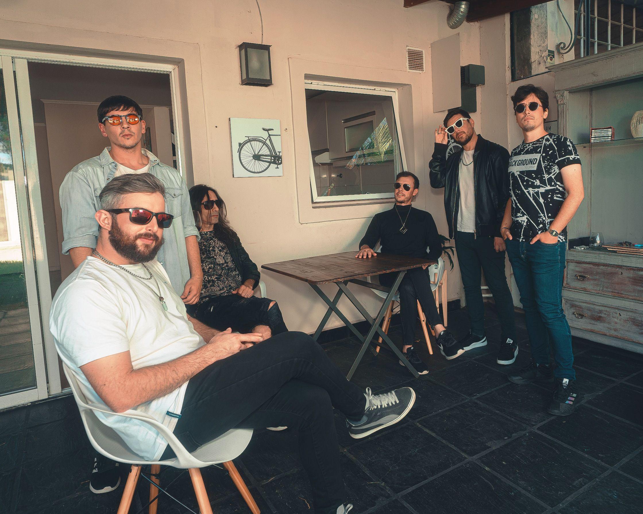 Maniquiacute presentoacute ldquoSin manualrdquo una cancioacuten que hace reflexionar sobre las redes sociales y la tecnologiacutea