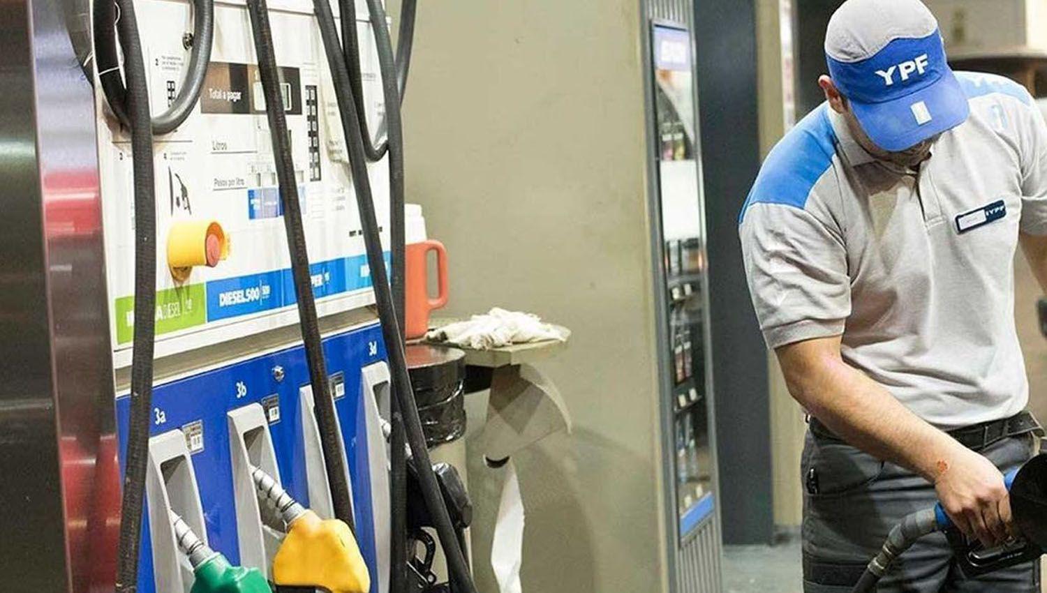 Nuevo golpe al bolsillo- Desde la medianoche YPF aumentaraacute los precios de sus combustibles