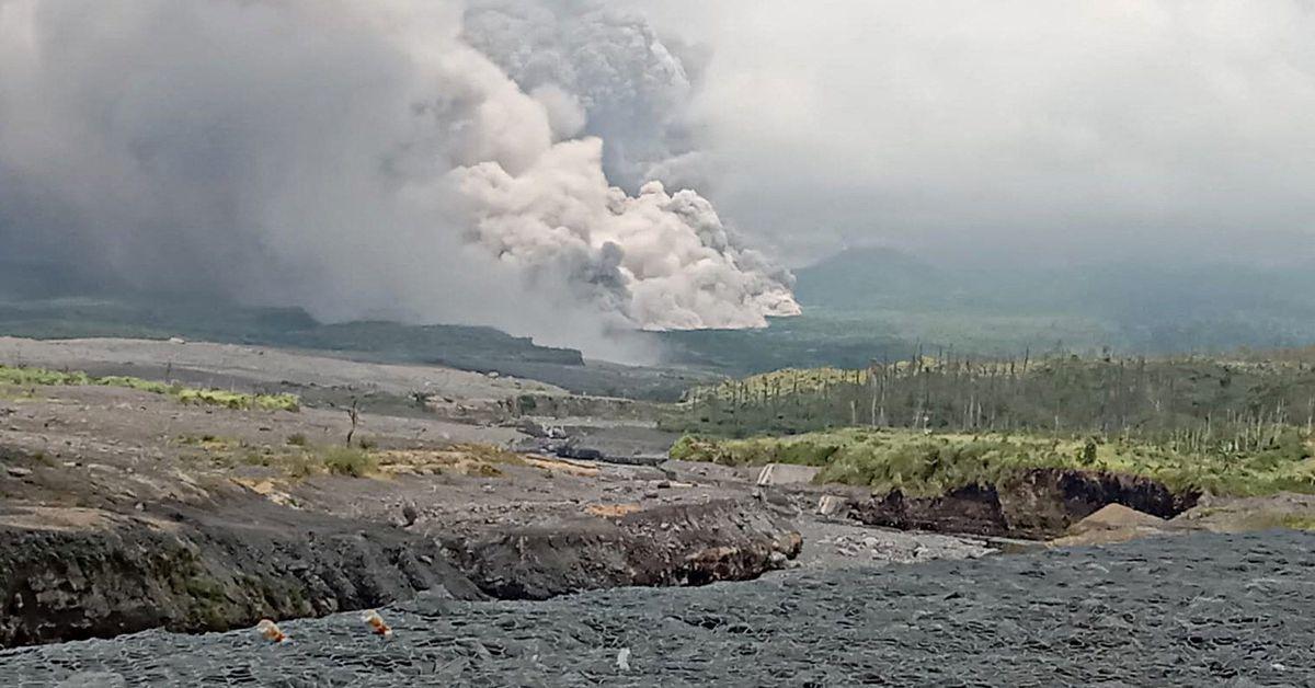 Alerta maacutexima y 2000 evacuados por la erupcioacuten de un volcaacuten en Indonesia
