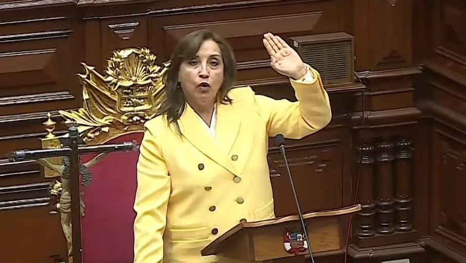 Histoacuterico- Dina Boluarte asumioacute como la primera presidenta mujer de Peruacute