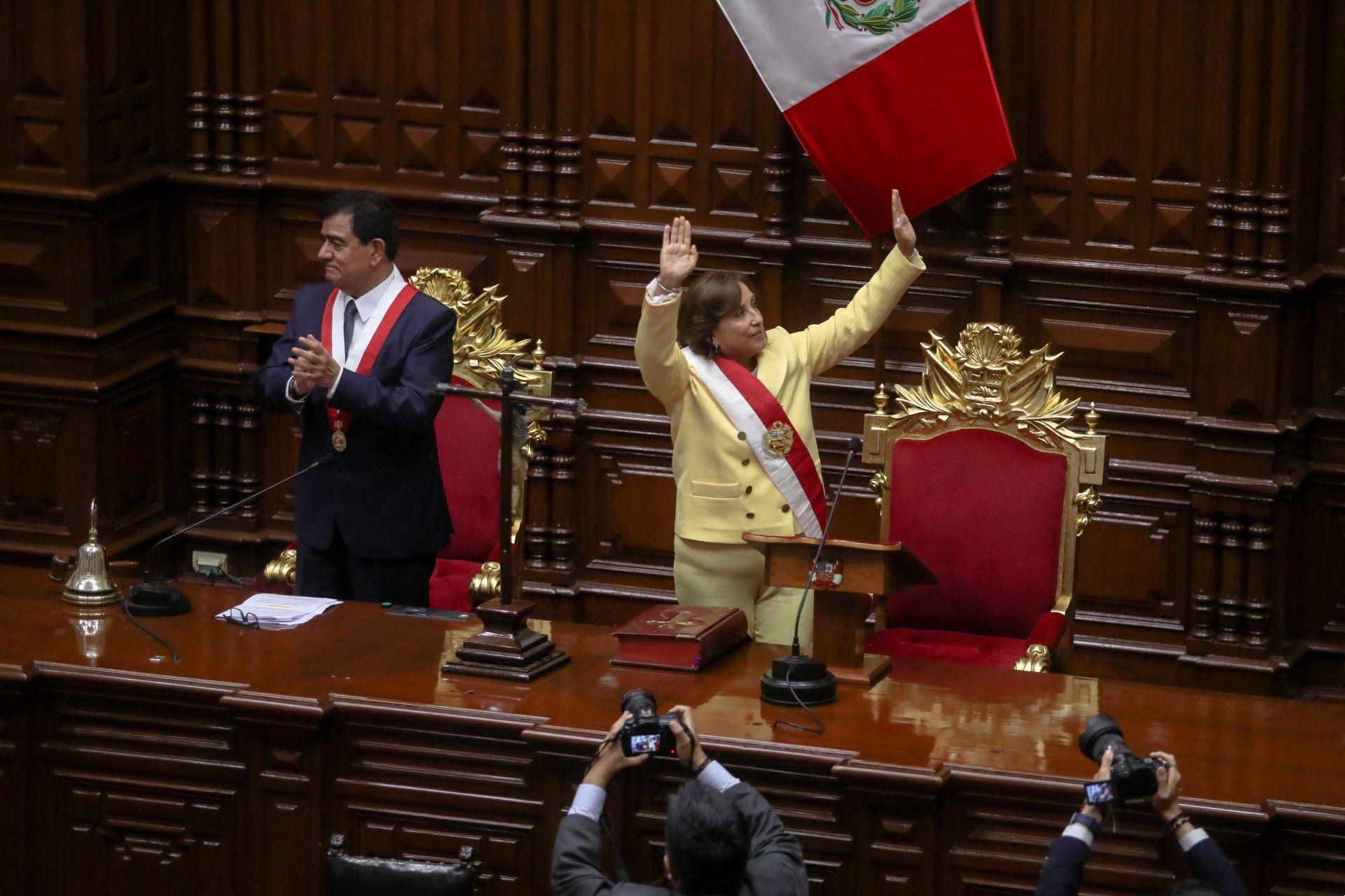 Histoacuterico- Dina Boluarte asumioacute como la primera presidenta mujer de Peruacute