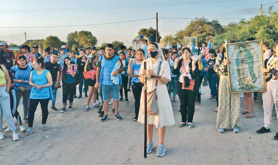 VIDEO  Fieles caminan desde Los Ardiles hasta El Cruce por la fiesta de la Inmaculada Concepcioacuten de Mariacutea
