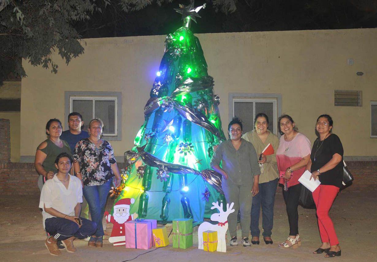 Alumnos loretanos armaron un aacuterbol de Navidad con materiales reciclados