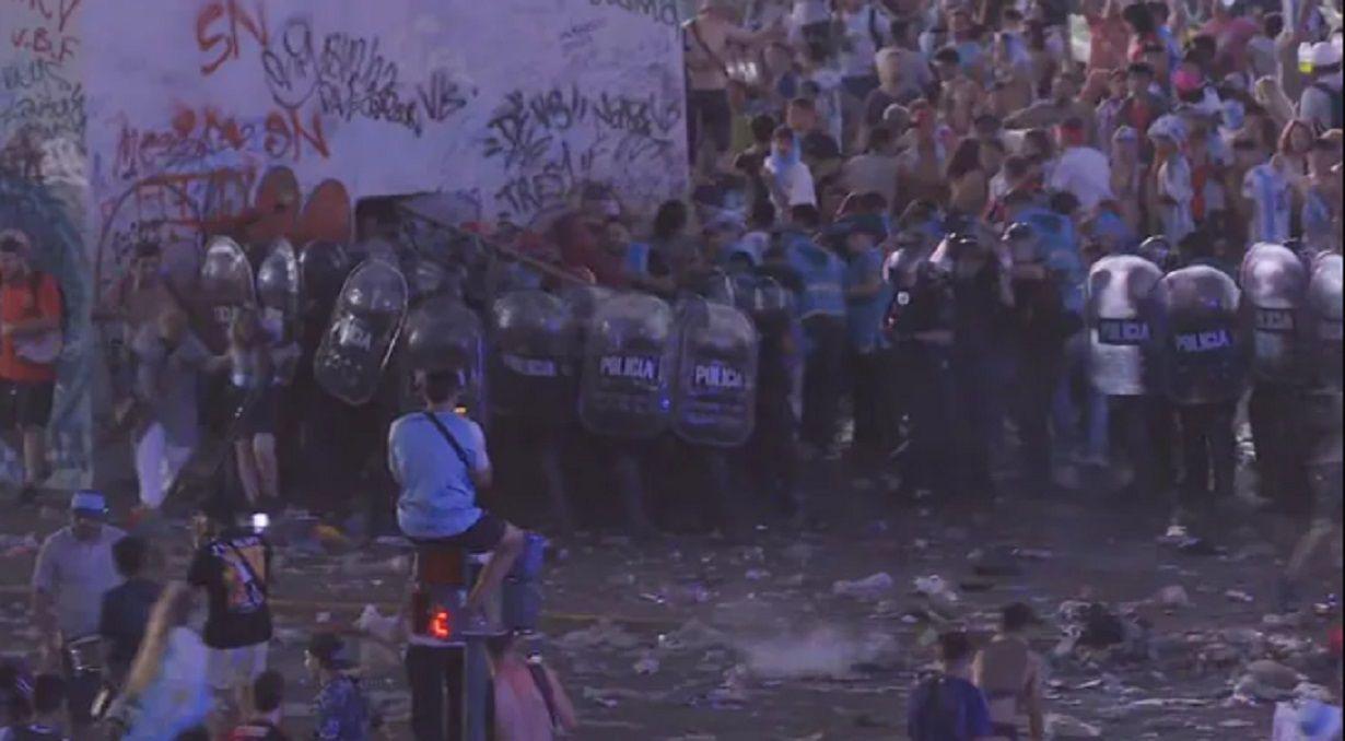 Una fiesta que no debiacutea terminar asiacute- botellazos y pedradas contra la Policiacutea en el Obelisco