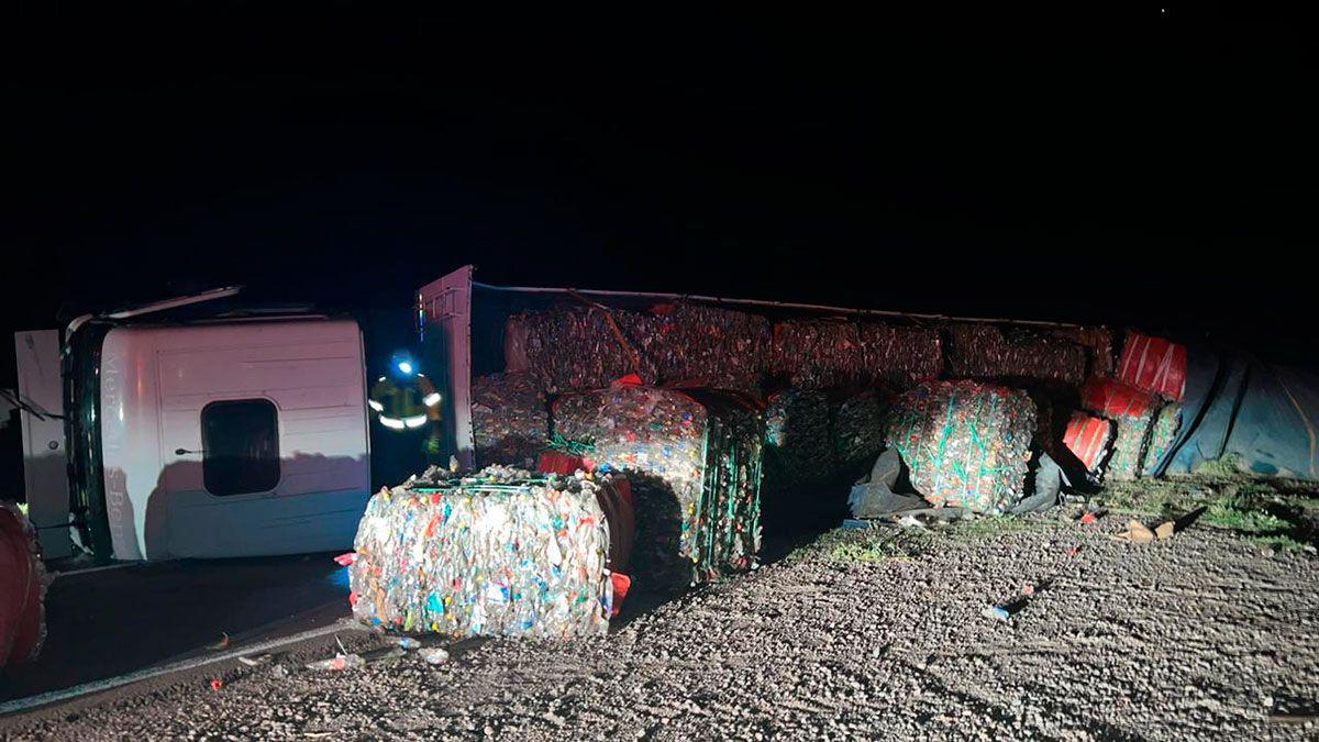 Violento choque de camiones en la ruta 34 dejoacute a los dos choferes heridos