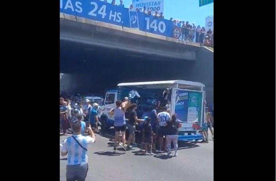 VIDEO  Hinchas saquearon un camioacuten de gaseosas durante los festejos por la llegada de la Seleccioacuten