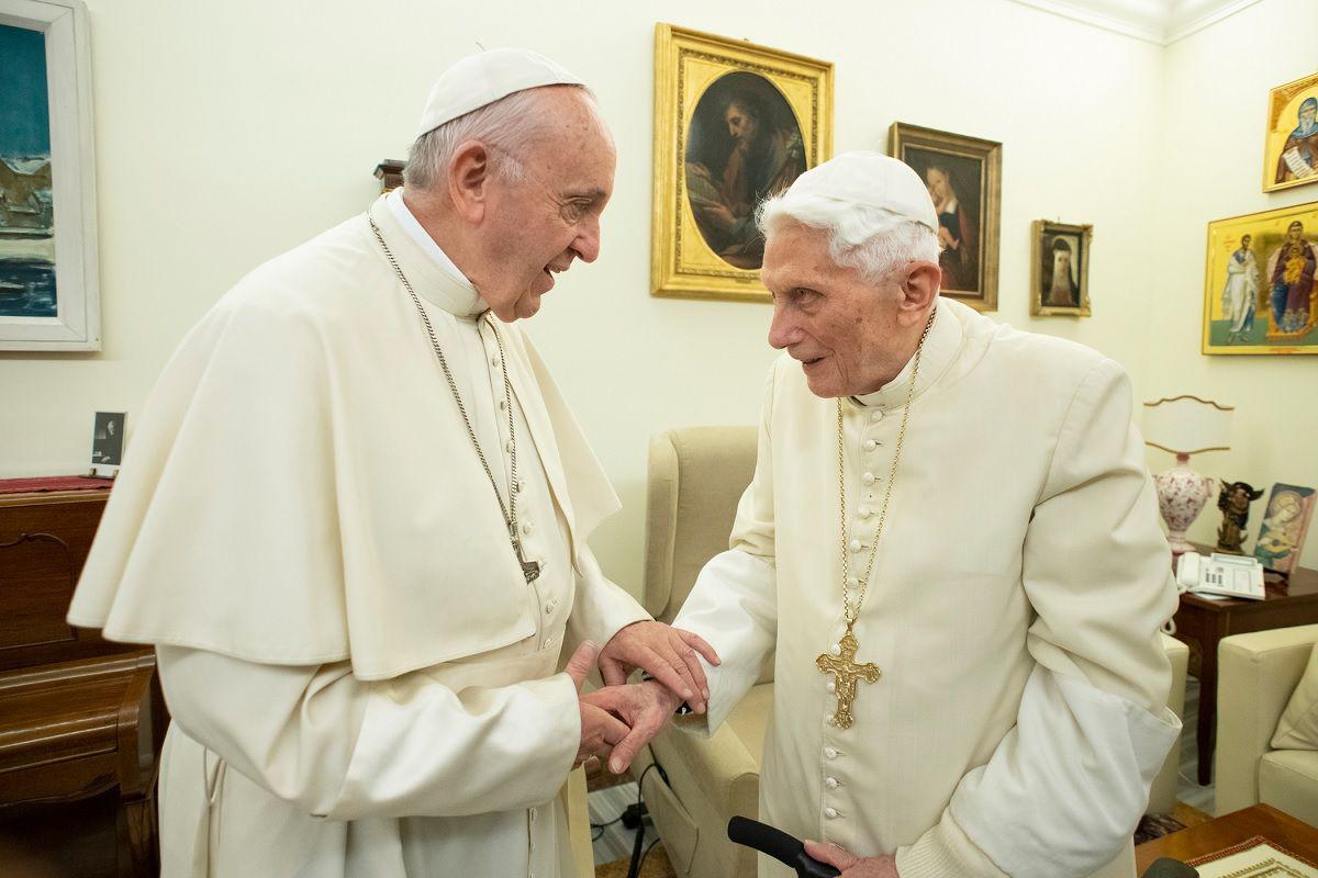 El Papa emeacuterito Benedicto XVI se encuentra muy grave y Francisco pidioacute orar por eacutel
