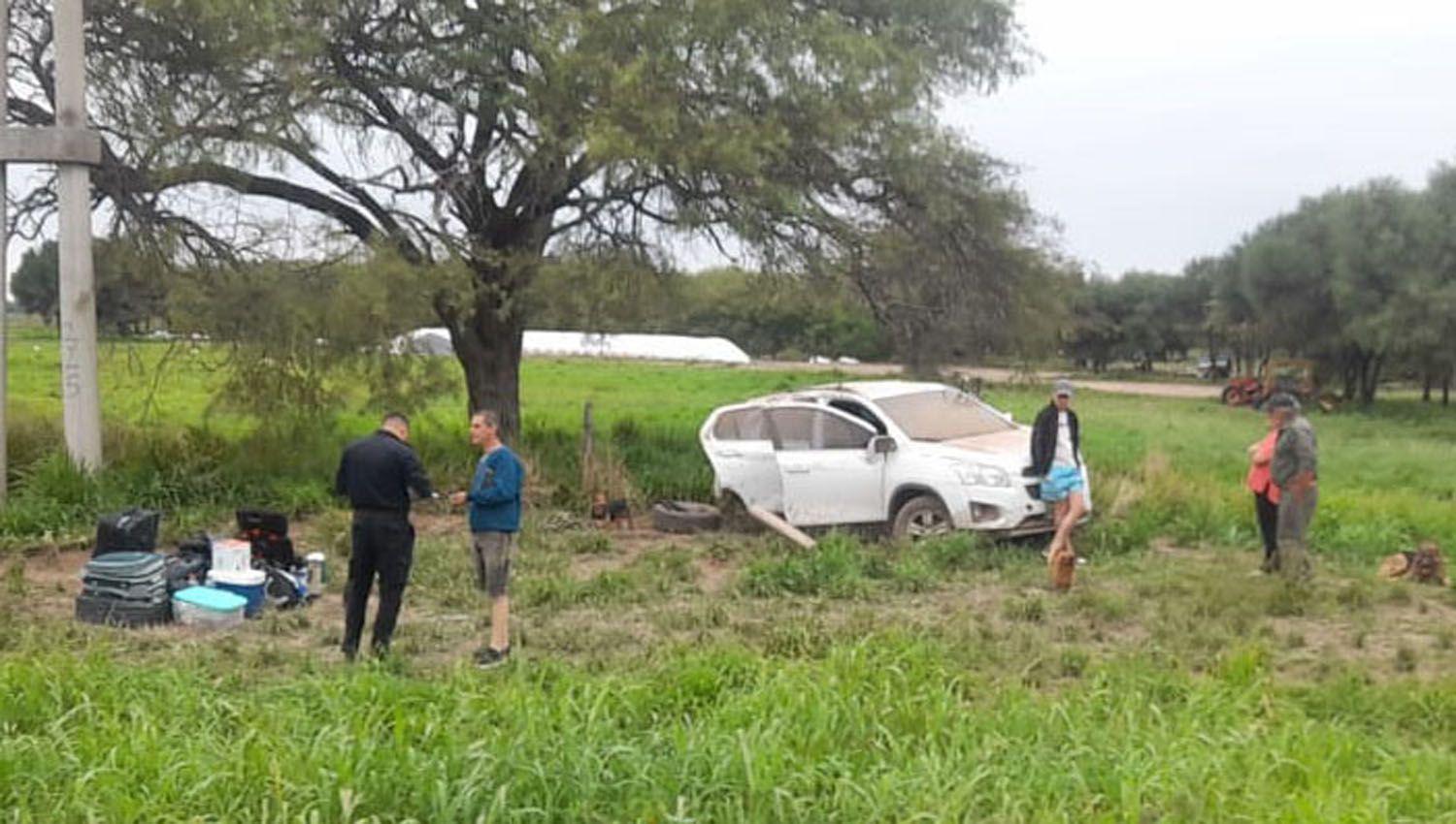 Una familia se salvoacute de milagro al volcar con su camioneta en la ruta nacional 89