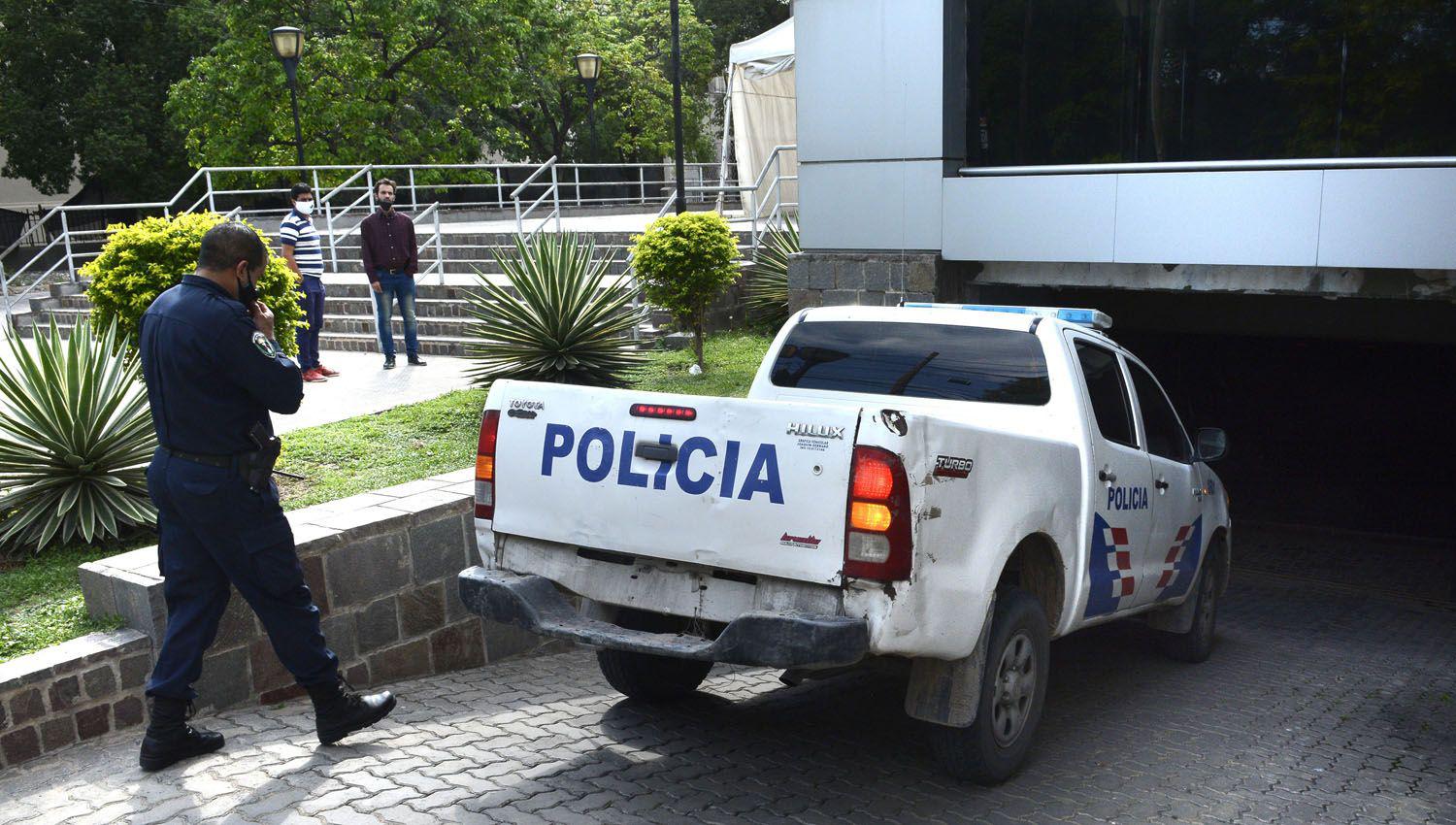 Mientras la familia merendaba en la vereda eacutel sometiacutea a su sobrino