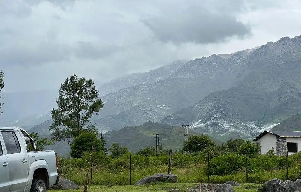 VIDEO  Tafiacute del Valle se tintildeoacute de blanco en pleno enero