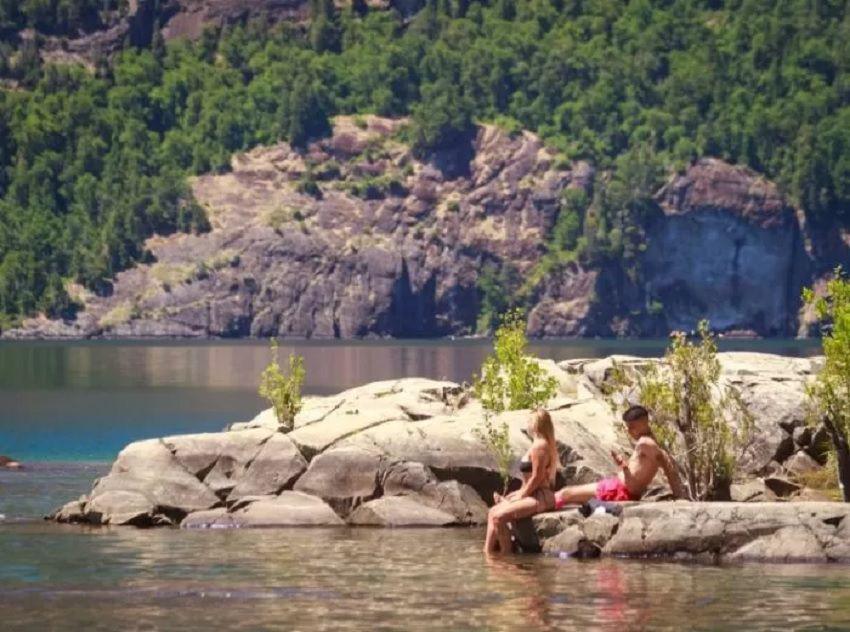 El Caribe patagoacutenico- la playa de lago maacutes hermosa de todo el sur argentino y que tiene las aguas maacutes cristalinas