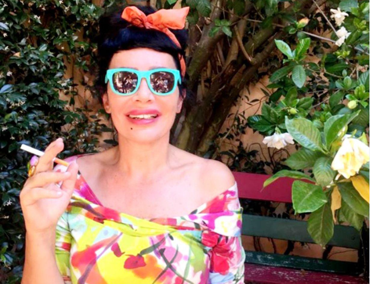 Alex Pandev cantante parisina durante los mieacutercoles de enero presentaraacute su espectaacuteculo ldquoLa vida no viene solardquo