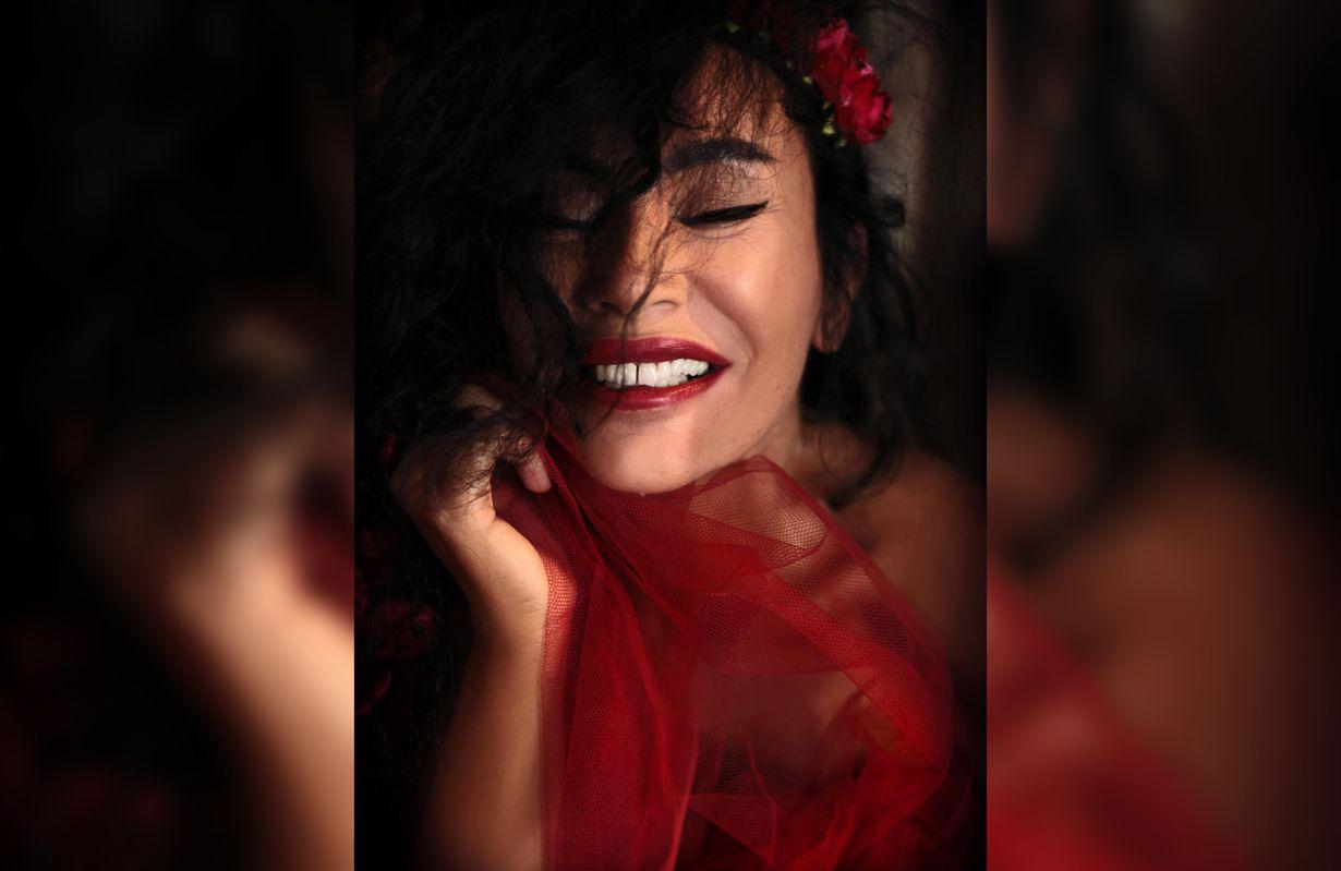 Alex Pandev cantante parisina durante los mieacutercoles de enero presentaraacute su espectaacuteculo ldquoLa vida no viene solardquo