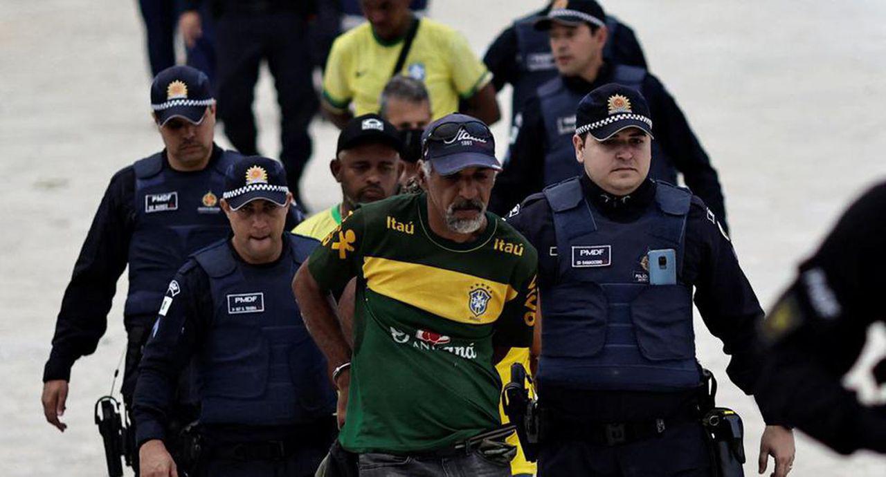 Al menos 400 seguidores de Bolsonaro fueron detenidos tras los disturbios en Brasilia