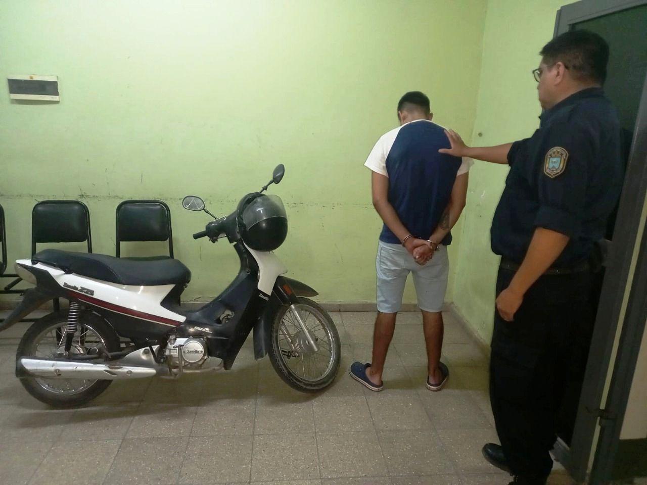 Motochorro fue detenido tras arrebatar una cartera y resultoacute que su moto tambieacuten era robada