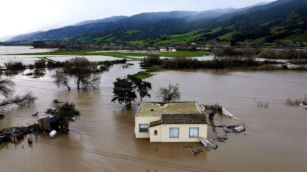 Inundaciones y miles de hogares sin luz por tormenta en California
