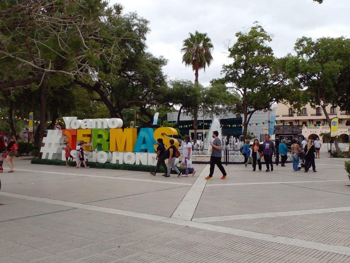 Una gran cantidad de turistas elige Las Termas de Riacuteo Hondo en verano