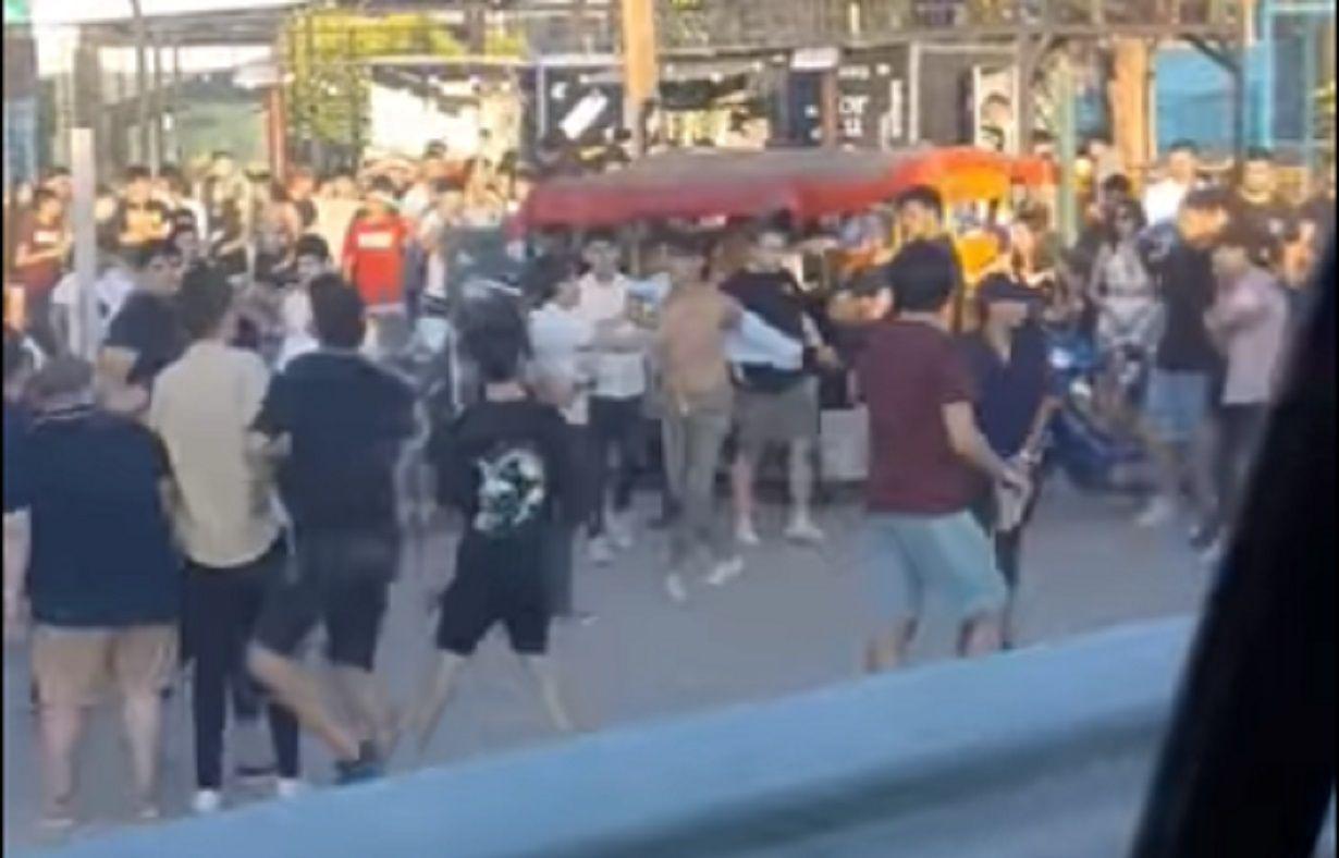 VIDEO  Descontrol golpes y violencia- viralizan una brutal pelea cerca de un boliche santiaguentildeo