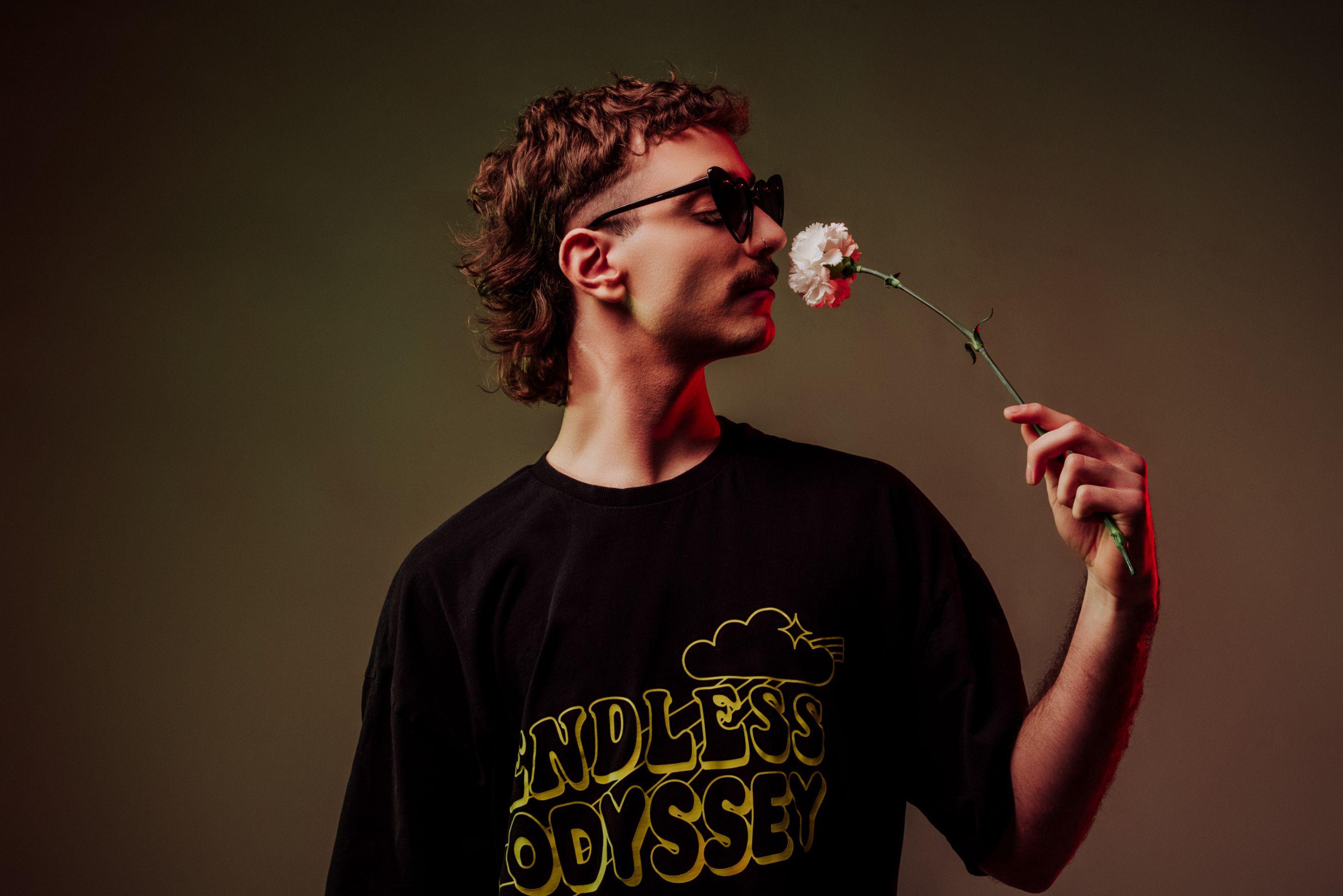 JoacuteVENES VALORES ldquoBesos limoacuten y mielrdquo cancioacuten del muacutesico termentildeo Santi Muk alcanzoacute las dos millones de reproducciones en Spotify