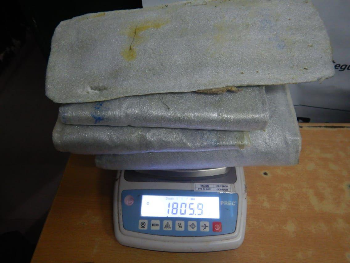 Gendarmes detienen a dos mujeres con maacutes de tres kilos de cocaiacutena en su equipaje