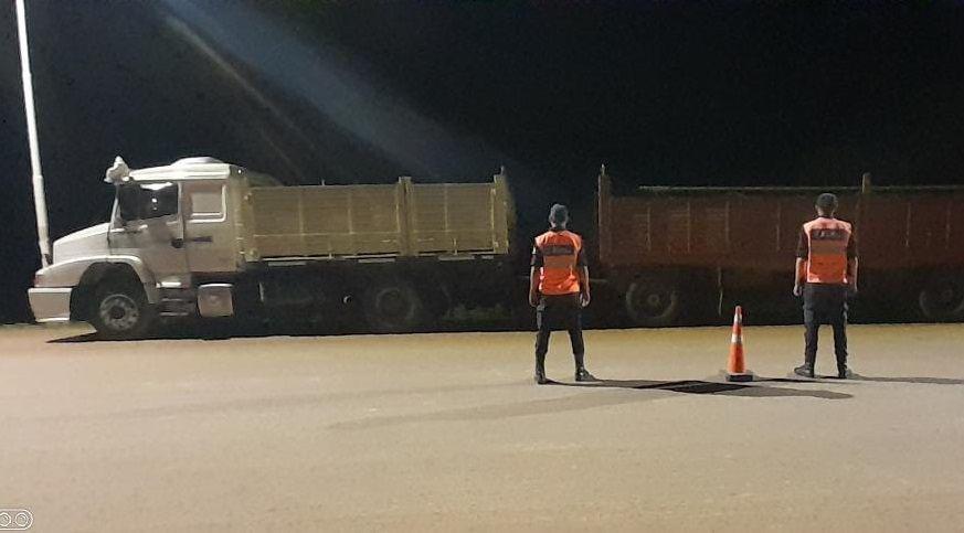 Delincuentes dejaron abandonado en la banquina un camioacuten tras robarse los 30000 kilos de soja que llevaba