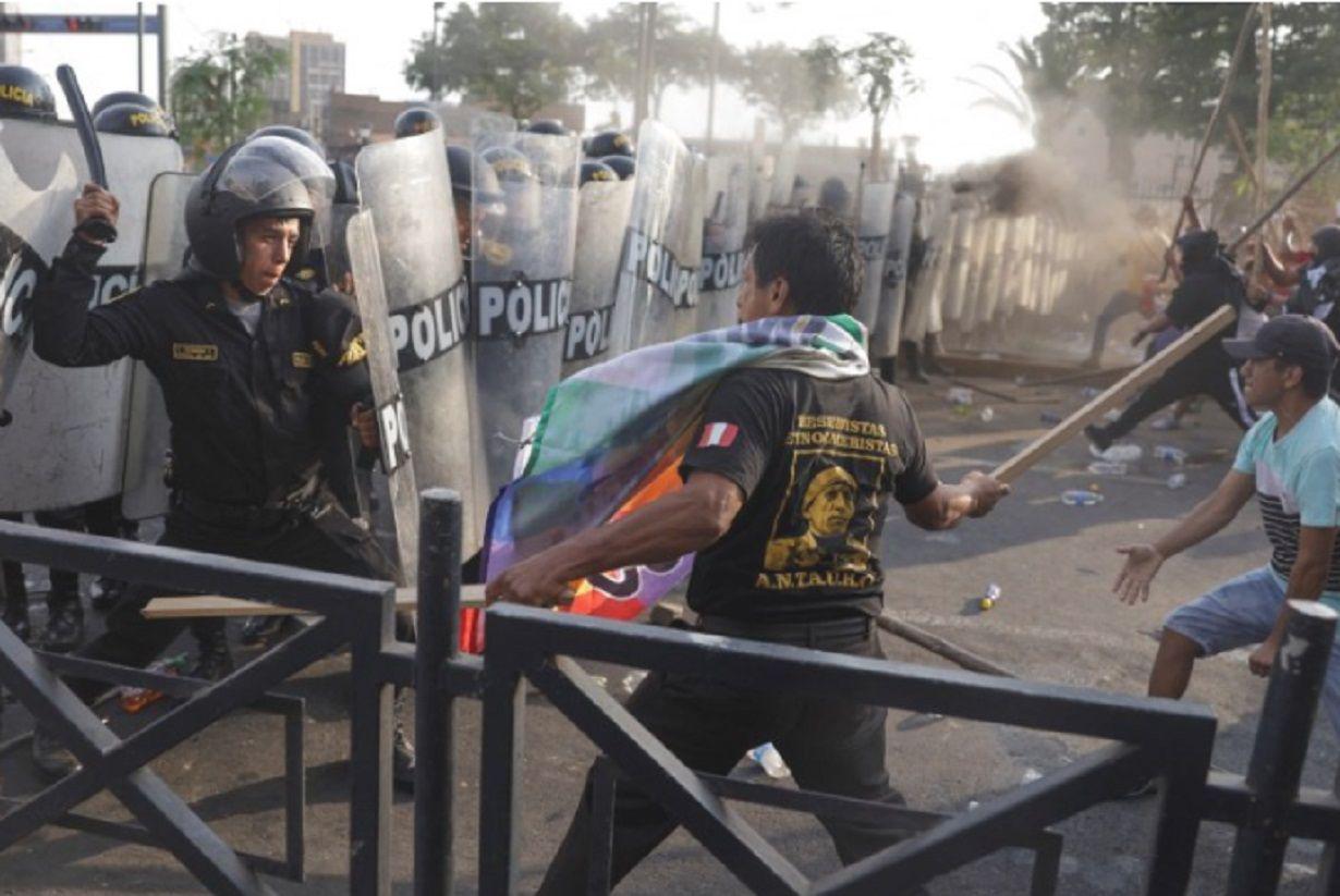 Sigue el caos en Peruacute- choques entre manifestantes y policiacuteas en la Toma de Lima