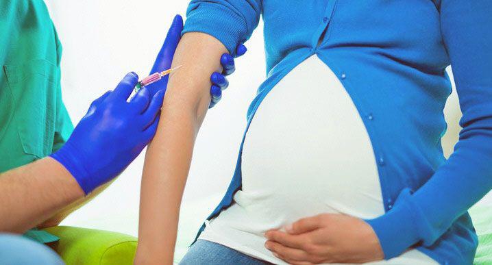 Las vacunas contra el coronavirus evitan complicaciones en el embarazo aseguran expertos