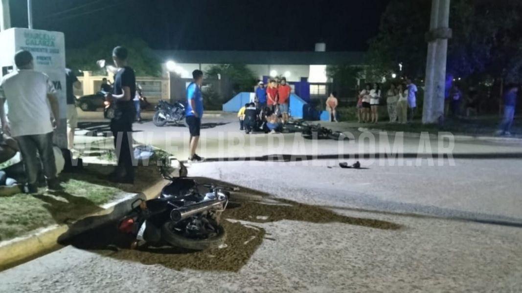 Fuerte choque de motos en Antildeatuya dejoacute tres joacutevenes lesionados