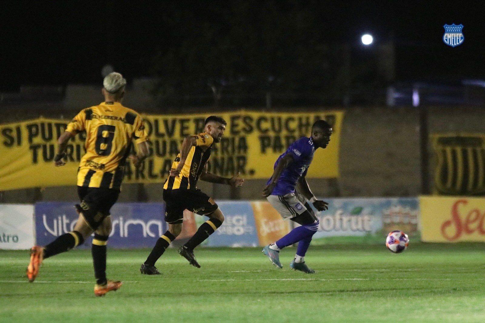 Mitre y Emelec empataron en una noche con llovizna incluida