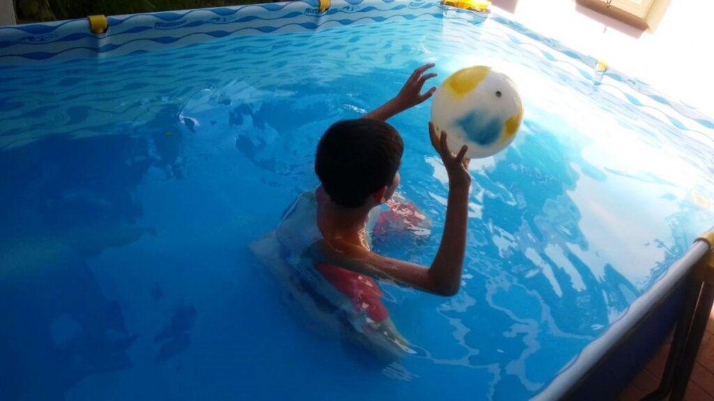 Coacutemo mantener limpia el agua de una pileta de lona todo el verano